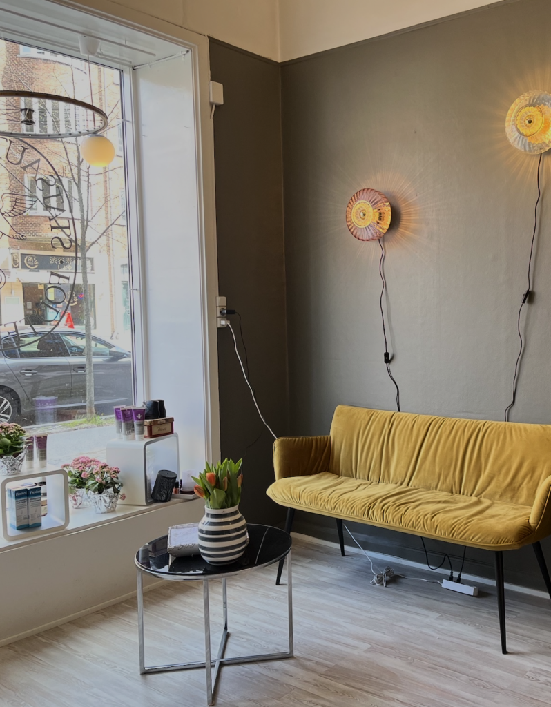 Klinikkens venteværelse med gul velour-sofa